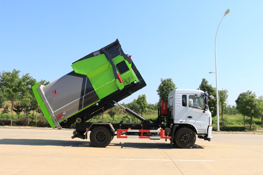 東風專底勾臂式垃圾車