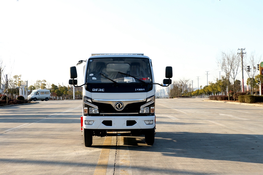 東風(fēng)小福瑞卡廂式垃圾車(chē)